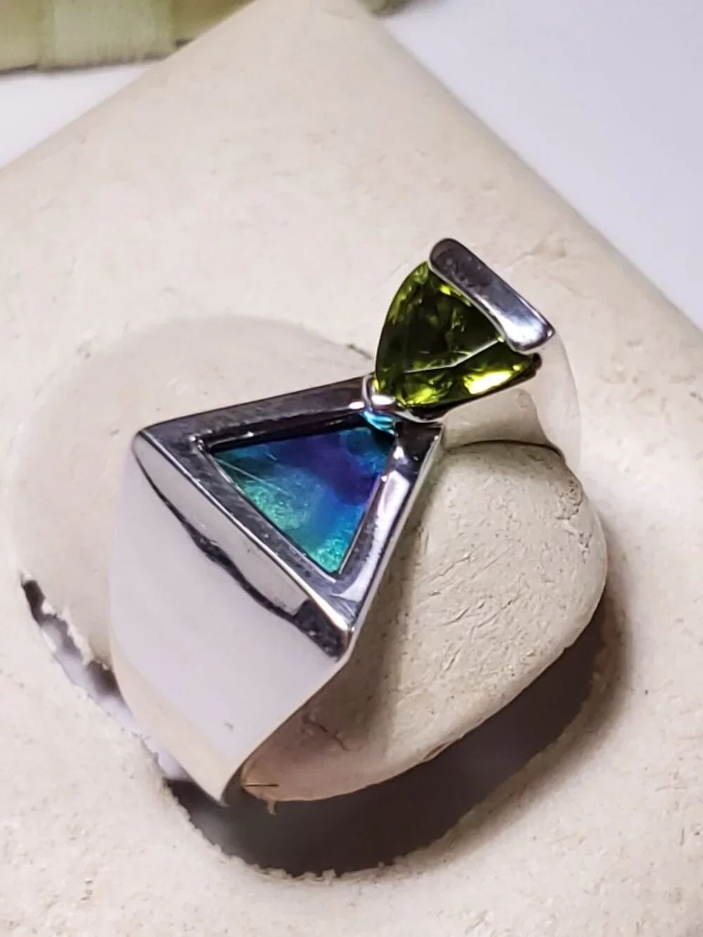Estate 4ctw Natural Peridot & Abalone sideways triangle SterlingSilver Ring24831 - Picture 3 of 6